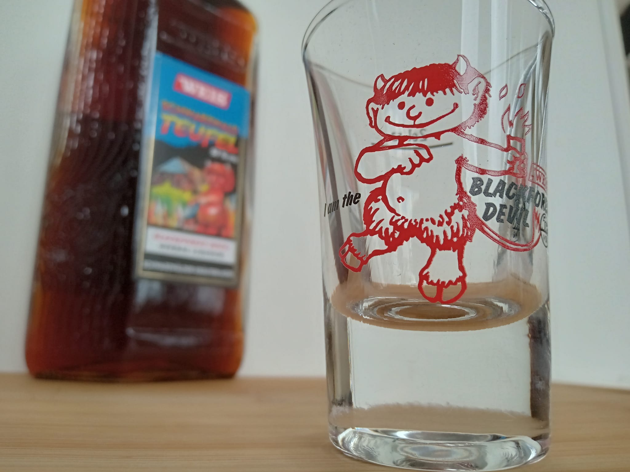 Ist möglicherweise ein Bild von Text „neura the BLAC DEUR“